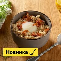 Овсяная каша с беконом и яйцом пашот