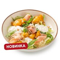 Салат со страчателлой и персиковым чатни