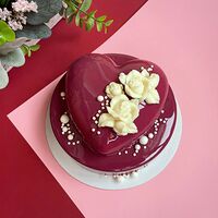 Муссовый торт в подарок бордовый с белыми цветами из шоколада