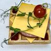 Фото к позиции меню Вафля бельгийская с ветчиной и сыром