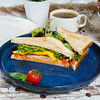 Фото к позиции меню Сэндвич с цыпленком сыром и помидорами