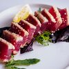 Фото к позиции меню Татаки из тунца с миксом салатов