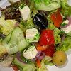 Фото к позиции меню Греческий салат с сыром Фета и маслинами