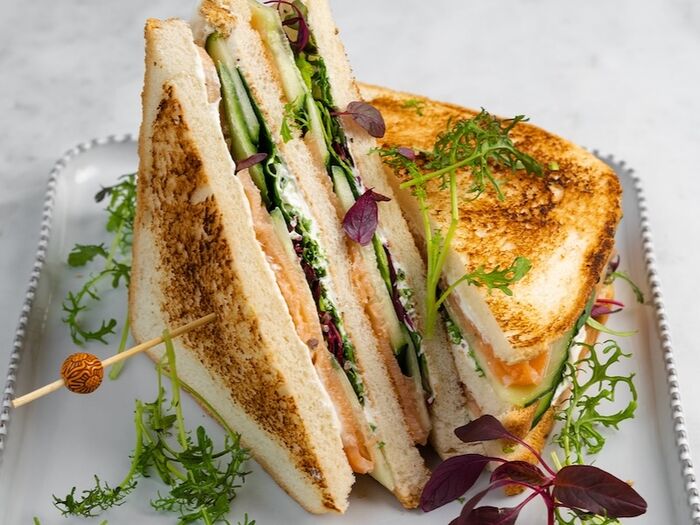 Клаб-сендвич с лососем