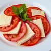 Фото к позиции меню Салат из томатов с домашним сыром