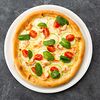 Фото к позиции меню Пицца с креветками, цукини и соусом том ям
