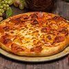 Фото к позиции меню Хачапури-пицца с пепперони