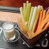 Фото к позиции меню Морковь и сельдерей с соусом Блю чиз