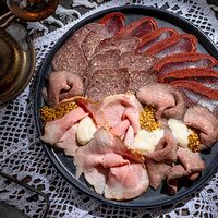 Тарелка мясных деликатесов