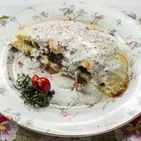 Запеканка с грибами, сыром и соусом из домашней сметаны с зеленью