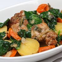 Тушёная ножка кролика с овощами, картофелем и шпинатом