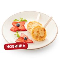 Сырники с яблочной начинкой и свежими ягодами