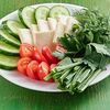 Фото к позиции меню Закуску к мясу из брынзы с овощами и зеленью