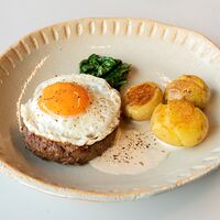 Бифштекс с яйцом, картофелем и перечным соусом