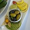 Фото к позиции меню Оливки и маслины с лаймом и лимоном