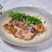 Язык с грибным соусом и молодым картофелем