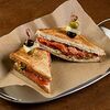 Фото к позиции меню Сэндвич с красной рыбой и творожным сыром