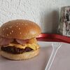 Фото к позиции меню Чизбургер с картофельным хешбрауном и беконом