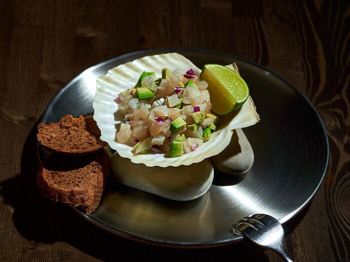 Тартар из морского гребешка с ялтинским луком и авокадо