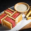 Фото к позиции меню Кацу сэндвич с мраморной говядиной, картофелем фри и трюфельным соусом