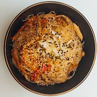 Фунчоза с курицей, овощами, соусом сливочным