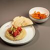Фото к позиции меню Хумус классический с овощами гриль, питой и бататом фри