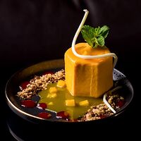 Мусс манго-маракуйя со штрейзелем и малиновым соусом
