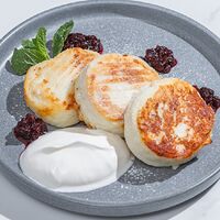 Сырники с брусничным соусом