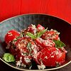 Фото к позиции меню Салат из свежих томатов с базиликом и домашним творогом