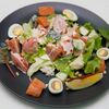 Фото к позиции меню Салат с лососем и перепелиным яйцом с овощами