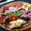 Фото к позиции меню Традиционное итальянское ассорти сыров и колбас