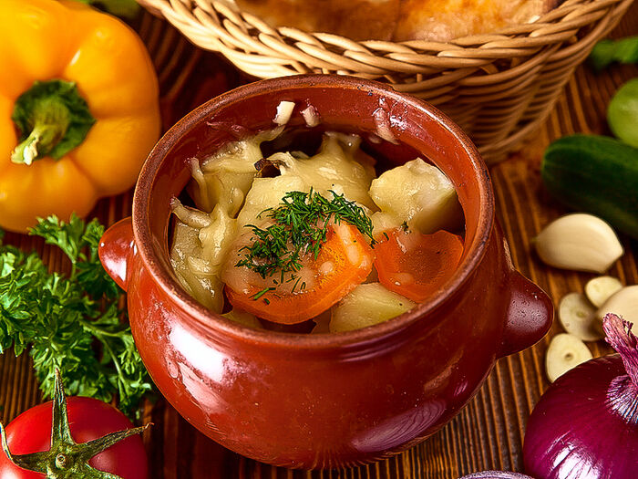 Овощи в горшочках. Жаркое в горшочках с бульоном. Чанахи с картошкой и грибами. Горшочек с бульоном фото. Жаркое в горшочке красивое фото для меню.