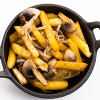 Жареный картофель с грибами и луком