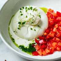 Салат с бурратой и томатами