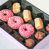 Фото к позиции меню Мини-ассорти из пончиков, профитролей, эклеров и пирожных