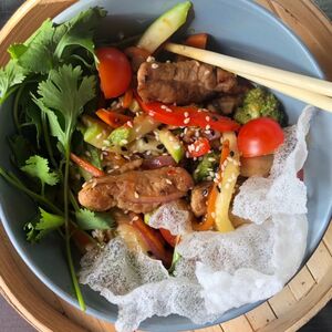 Свинина Stir-fry, обжаренная в кисло-сладком соусе с овощами