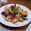 Фото к позиции меню Теплый салат Лацио с морепродуктами