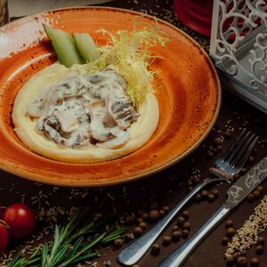 Бефстроганов с шампиньонами и картофельным кремом