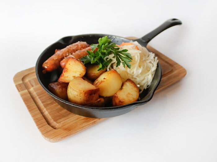 Cвинo-говяжьи колбаски с картофелем