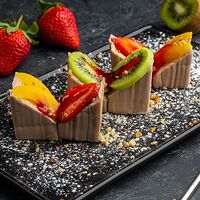 Десерт Шоколадный фруктовый ролл