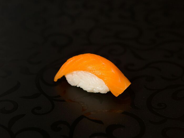 Суши с копчёным лососем