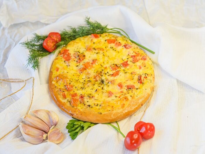 Мини-пицца с томатами и базиликом