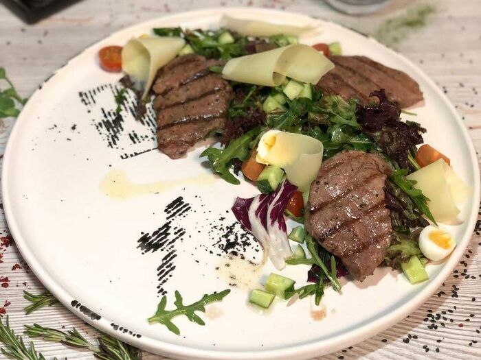 Стейк-салат с говядиной