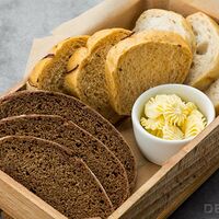 Хлебная корзина с маслом
