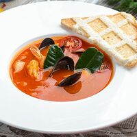 Томатный суп с морепродуктами, имбирем и листьями лайма