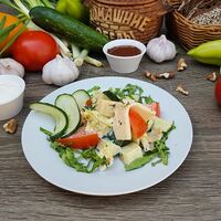 Салат с кальмаром и свежими овощами под пикантным соусом