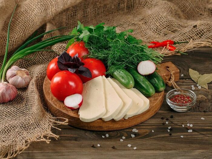 Салат Овощная корзина с сыром сулугуни