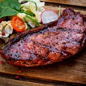 Тендерлойн (вырезка бычули) BBQ с соусом из томатов Пилатти