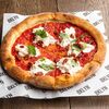 Фото к позиции меню Пицца Страчателла с томатом и свежим базиликом