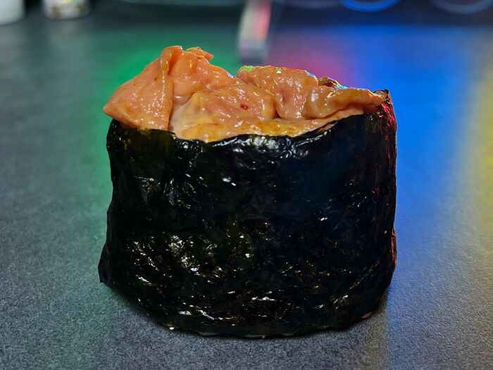 Запеченный гункан с лососем